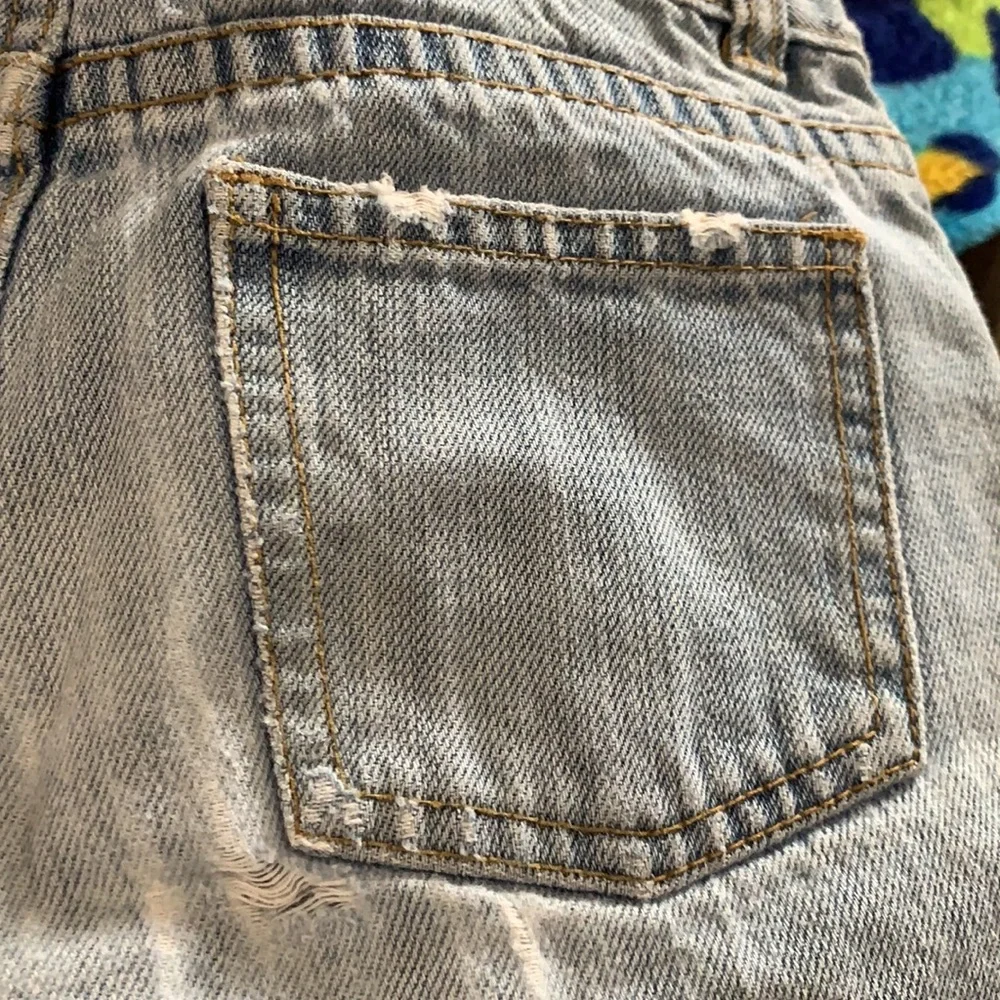Old Navy light blue distressed denim shorts Size 7